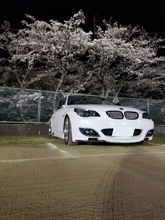 5シリーズ セダンのドライブ・夜桜・桜とコラボ・懐かしの車に関するカスタム事例の投稿画像4枚目