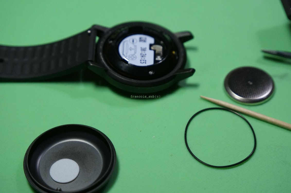 Changement de pile sur une montre Withings Activité Pop