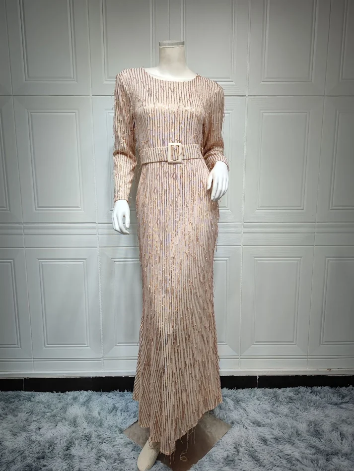Robe Musulmane Slim Fit à Paillettes et Pompons Élégance Assurée Design Tendance Confort Exceptionnel Parfaite pour les Cérémonies et Soirées