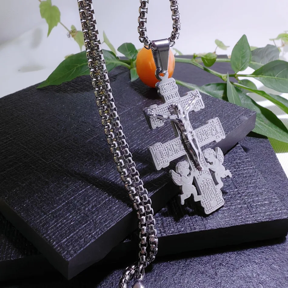 Collier homme pendentif ange gardien exorcisme, chaîne perles acier titane plat, protection et élégance pour homme.