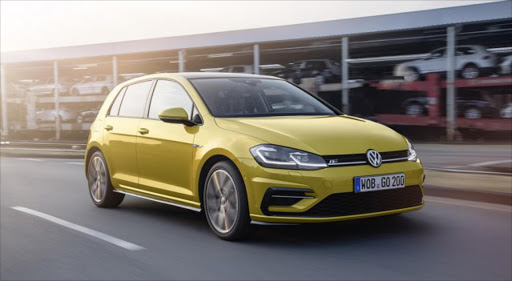 The refreshed Golf 7 has been madeover with new bumpers, new halogen headlights with LED daytime running lights and new full LED headlights to replace the xenon headlights.