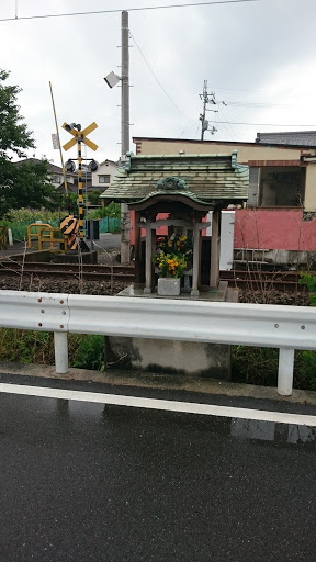 踏切横のお地蔵さん