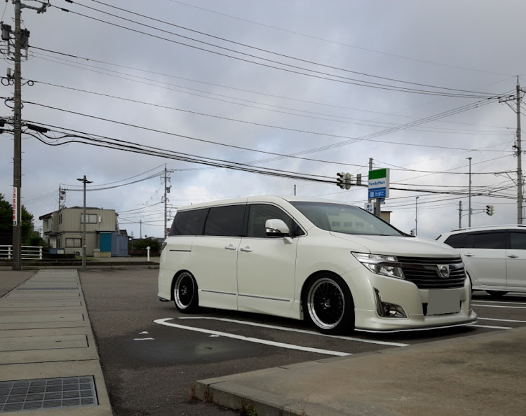 エルグランドのE52エルグランド・車高調・梅雨に関するカスタム事例の投稿画像1枚目
