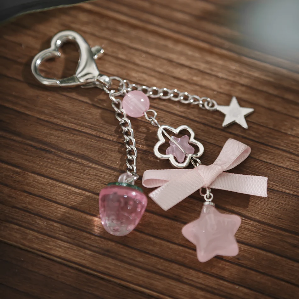 Geheime Sleutelhanger met Ketting en Vijfpuntige Ster van Legering. Bescherm uw sleutels met stijl. Duurzaam en functioneel design.
