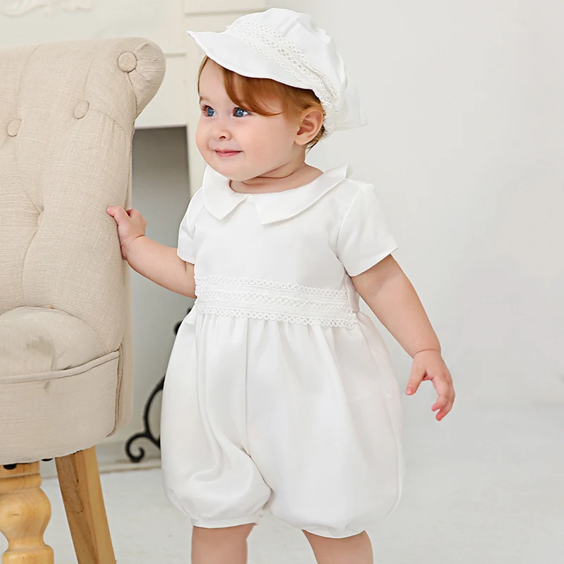 Europees Doopjurkje Pasgeboren Baby Een Jaar Maan Hoed Jurk Pak. Schattig jurkje voor een onvergetelijke doopceremonie en foto's.