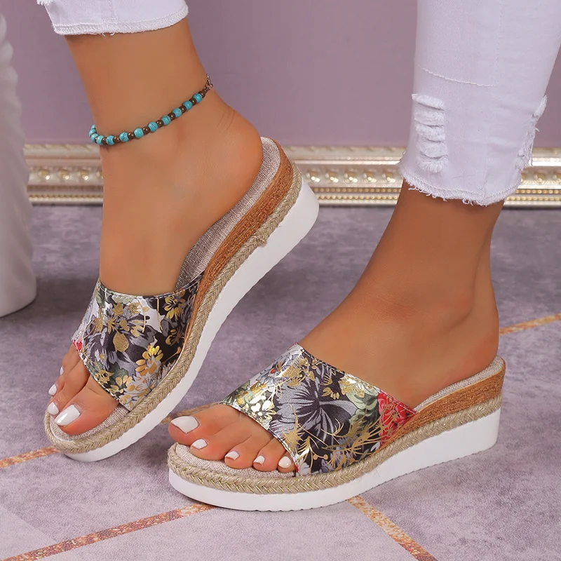 Dames platform sandalen met bloemen, ideaal voor de zomer. Combineer comfort en stijl met deze trendy sandalen.