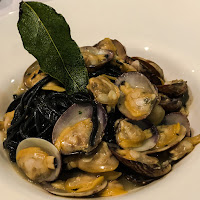 Tagliolini al nero di seppia con vongole. di 