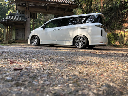 エルグランド E52型のエルグランド 車高調 テイン ホイール交換 擦り擦りに関するカスタム メンテナンスの投稿画像 車のカスタム情報はcartune