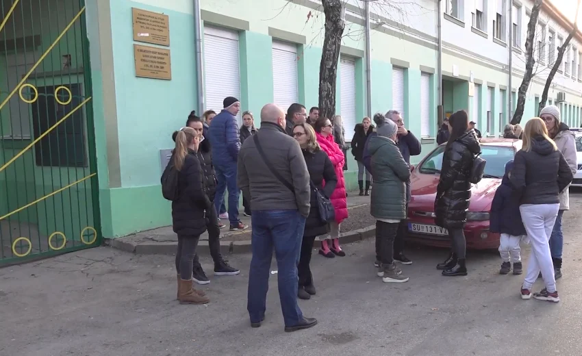 Protest subotičkih roditelja ispred škole zbog pretnji ubistvom: „Ne treba nam novi Ribnikar“