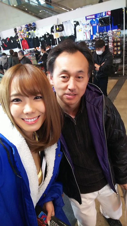 修さんが投稿した東京オートサロン2019・未來ちゃんとツーショット・クライスラーやっぱりかっこいいに関するカスタム事例の投稿画像1枚目