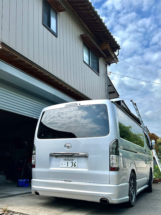 ハイエースバンの1型・4WD・リアバンパー交換・リアガラス交換・リアハッチ交換に関するカスタム事例の投稿画像1枚目