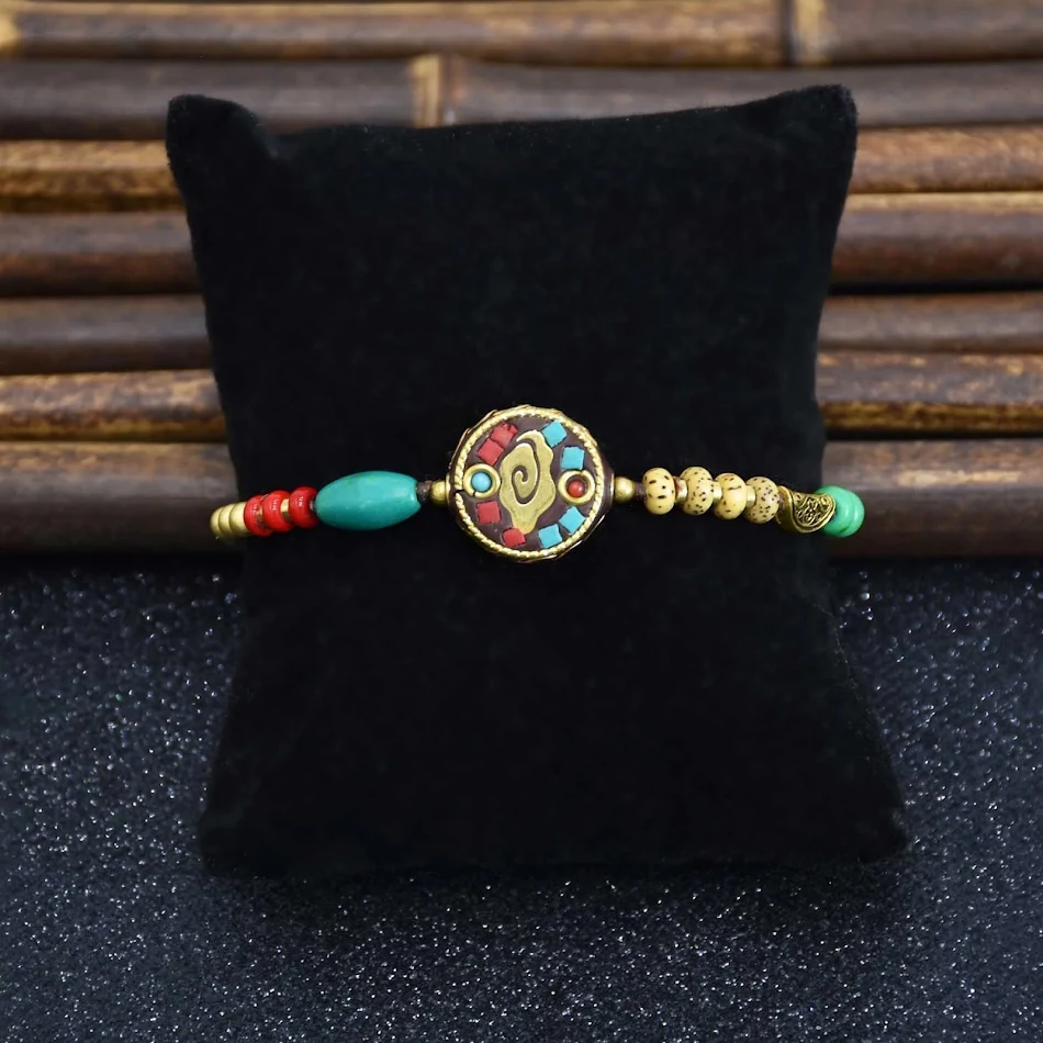 Boheems etnische handgeweven armband met belletjes. Een uniek en stijlvol accessoire dat een vleugje bohemian charme toevoegt aan jouw stijl.