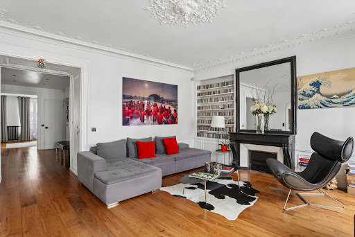 Modern living room with grey sofa and fireplace - Luxury apartment / penthouse for sale in Paris 4ème, 5 rooms, 4 bedrooms