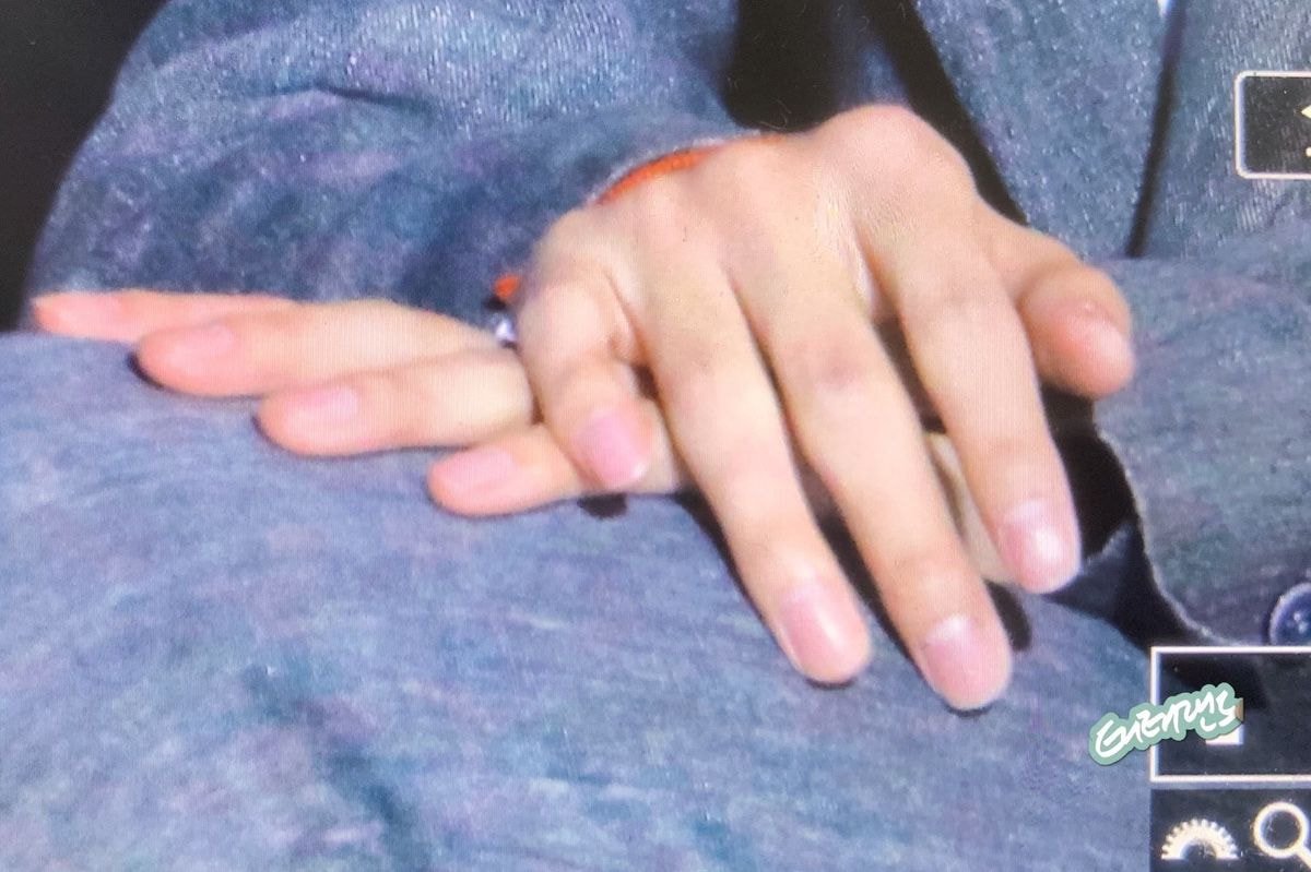 16 Pictures Of BTS's V's Gorgeous Fingers That Will Surely Cast A Spell