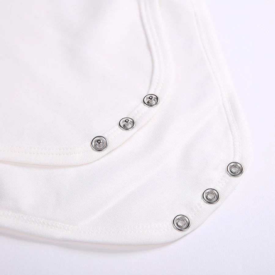 Barboteuse triangulaire à revers pour bébé fille en pur coton. Douce, respirante et confortable pour les nouveau-nés. Idéale pour le quotidien.