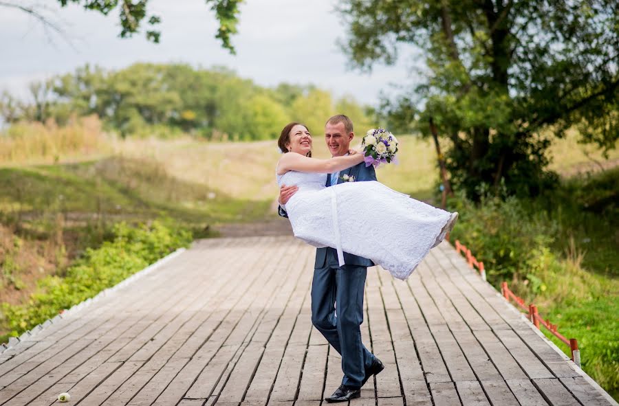 Fotógrafo de casamento Olga Kharskaya (bezga767). Foto de 17 de novembro 2015