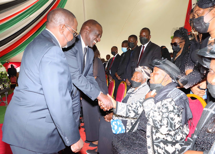 DP William Ruto eulogising with the family of the late Chief of Staff Ken Nyauncho Osinde iin Ngata, Nakuru County.