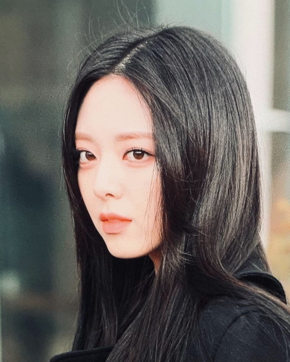 Netizens Go Wild Over ITZY Yuna's Stunning Doll-Like Visuals In New Fan ...