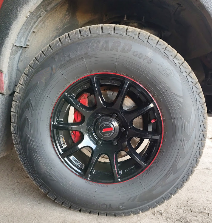 ハイラックスのスタッドレスタイヤへ交換・GRANDTREK AT5・iceGUARD G075に関するカスタム事例の投稿画像1枚目