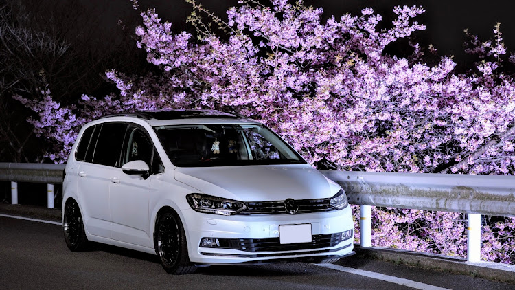 ゴルフトゥーランのサクラと愛車・広島・ingo noak tuning・夜活・カメ活に関するカスタム事例の投稿画像1枚目