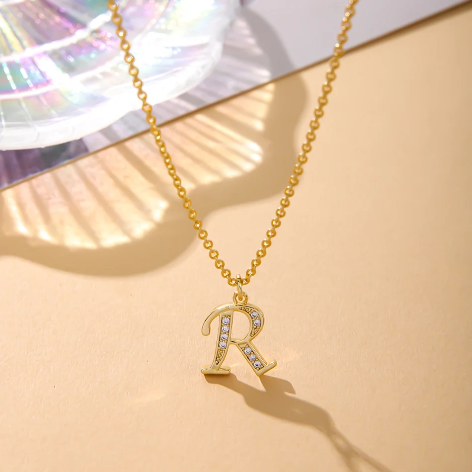 Collier en cuivre avec 26 lettres anglaises incrustées de zircon, un bijou de mode élégant et personnalisable pour vous.