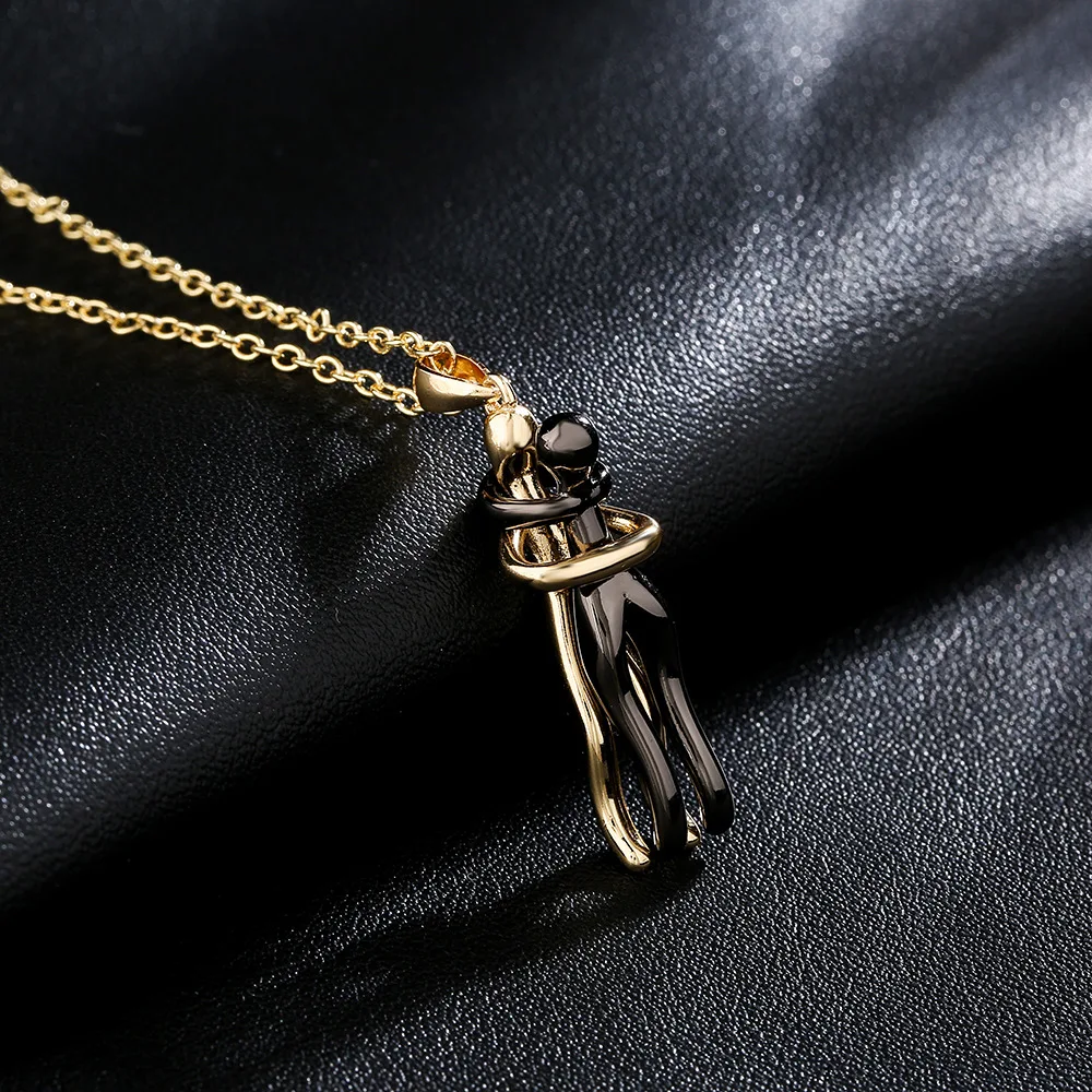 Title 2, Speciale design paar omhelzing hanger ketting. ...