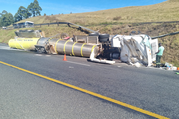 A tanker containing sulphuric acid crashed on Wednesday. A cleanup team has sealed off the road.