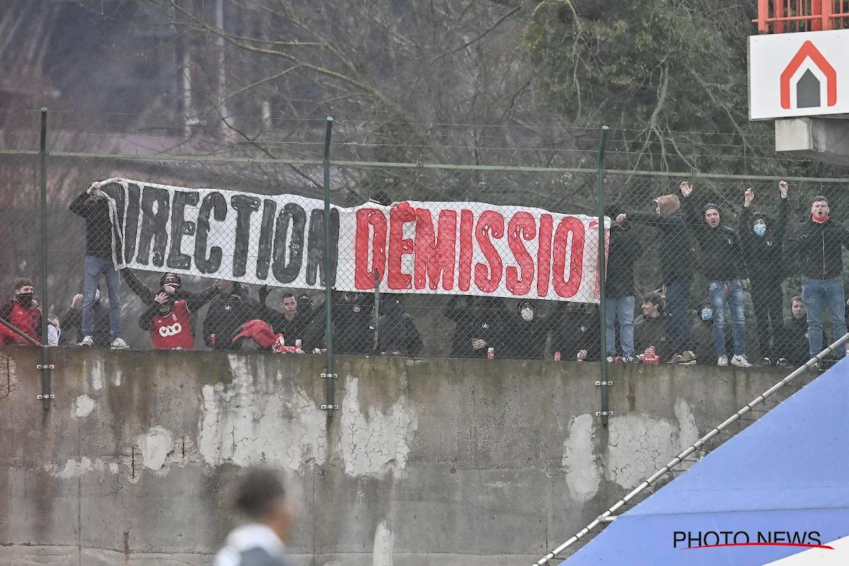 Ondanks match achter gesloten deuren laten fans Standard ongenoegen duidelijk blijken