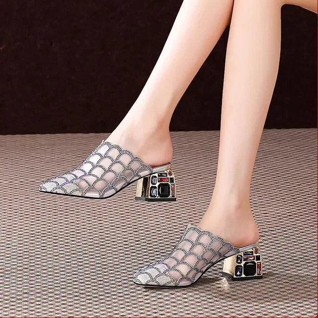 Sandalias y zapatillas de mujer con tacón grueso, malla hueca, baotou, nuevas. Comodidad y estilo para el verano.