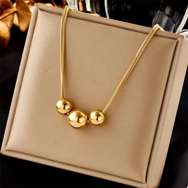 Collar con bola de metal de acero titanio chapado en oro de 18K estilo vintage Elegancia atemporal y duradera para un look sofisticado y único.