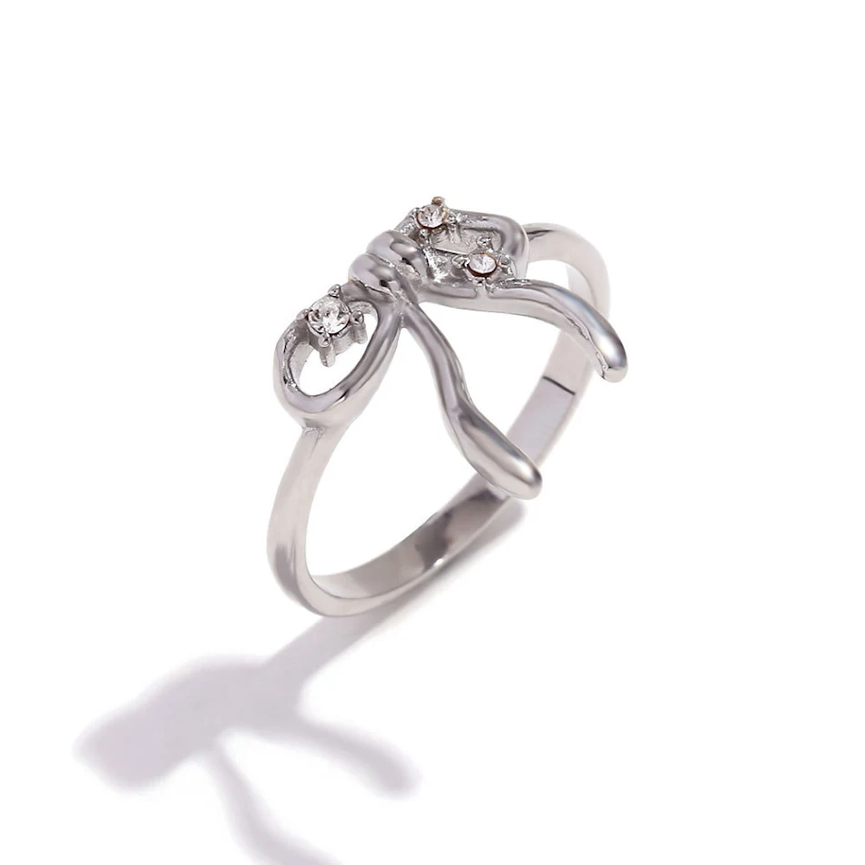 Collier Créatif Personnalité Acier Inoxydable Plaqué Or 18K Doux Strass Noeud Pendentif Boucle d'oreille Bague Un ensemble magnifique pour vous