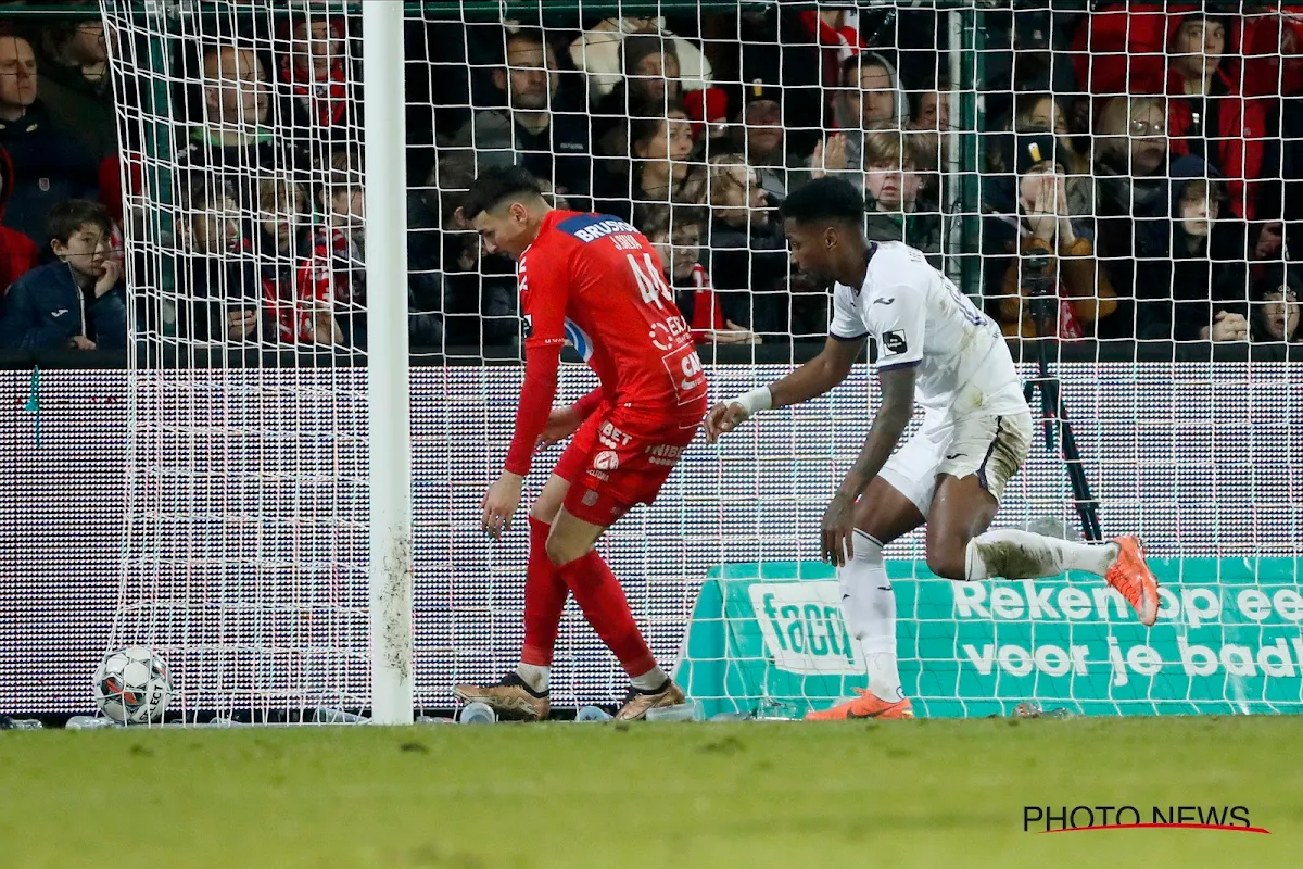 Doelman Kortrijk legt uit wat er gebeurde bij weggeefgoal van Anderlecht, Storck is het er niet mee eens