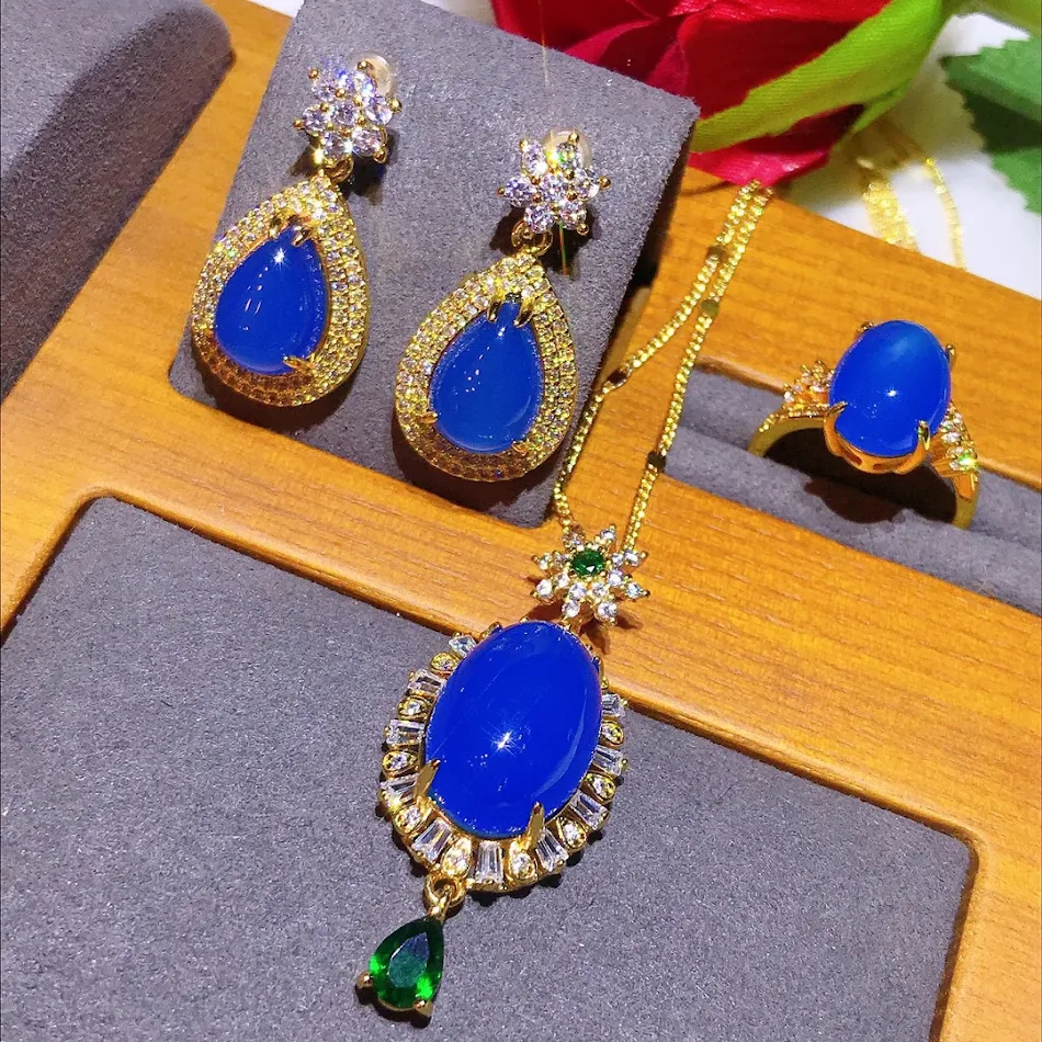 Somptueux Ensemble de Calcédoine Bleu Saphir pour une élégance inégalée. Appréciez la beauté intemporelle de ce bijou exclusif, un véritable joyau.