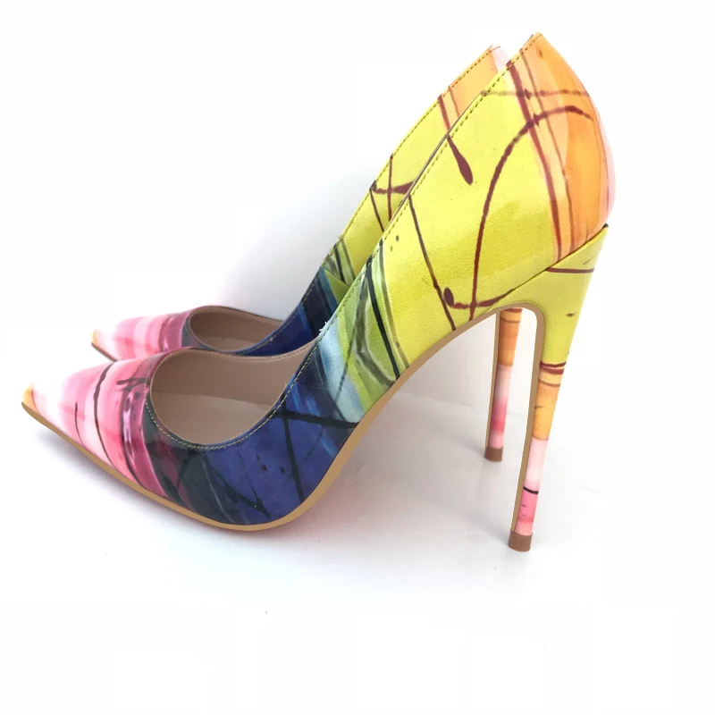 Tacones altos amarillos europeos y americanos para mujer, de punta fina, stilettos, colorblock, pumps bajos, tendencia. Elegancia.