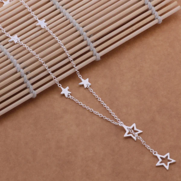 Conjunto de collar, pendientes y pulsera de estrellas plateadas, perfecto para un look elegante y brillante, ideal para regalo.