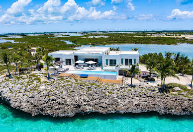 Maison avec piscine et terrasse 1