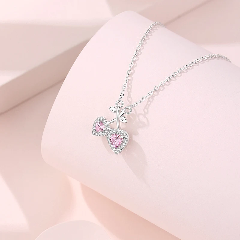 Collier cerise en argent pur S925. Un cadeau parfait pour elle, sublimez votre style avec ce délicat collier. Profitez de l'élégance et de l'éclat de l'argent.