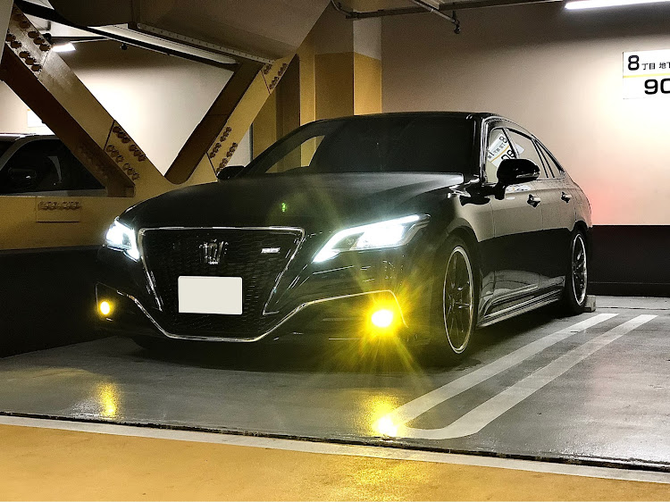 クラウンセダンの220クラウン・地下駐車場・イエローフォグ・ボンネットラッピング・雨も滴るなんとやらに関するカスタム事例の投稿画像1枚目