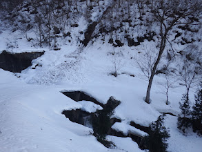 沢の橋を渡る