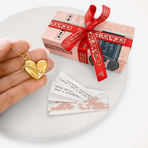 Title 4, Valentines Day Design Love Heart Photo Box Pen...