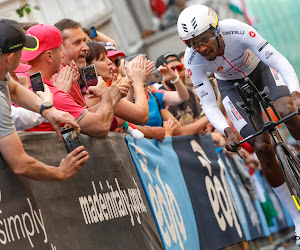 Opnieuw een mijlpaal voor Girmay, met zijn eerste Giro-rit in witte trui: "Fantastisch, vooral met dat publiek!"