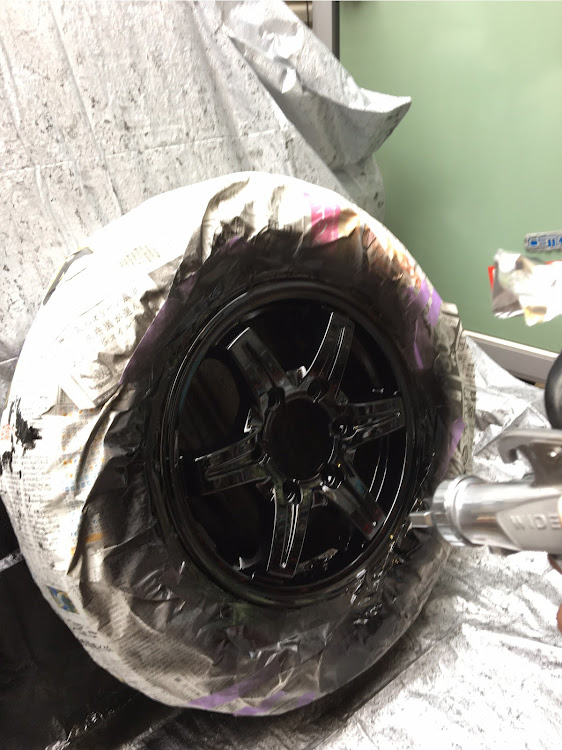 NV350キャラバンのホイール塗装・3分つや・DIY・ホワイトレターに関するカスタム事例の投稿画像4枚目