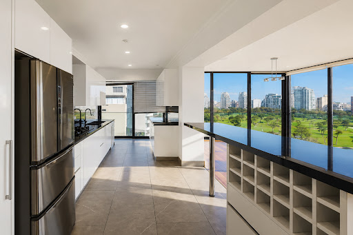 Modern kitchen with urban park view - Prestige apartment / penthouse for sale in San Isidro, 3 bedrooms