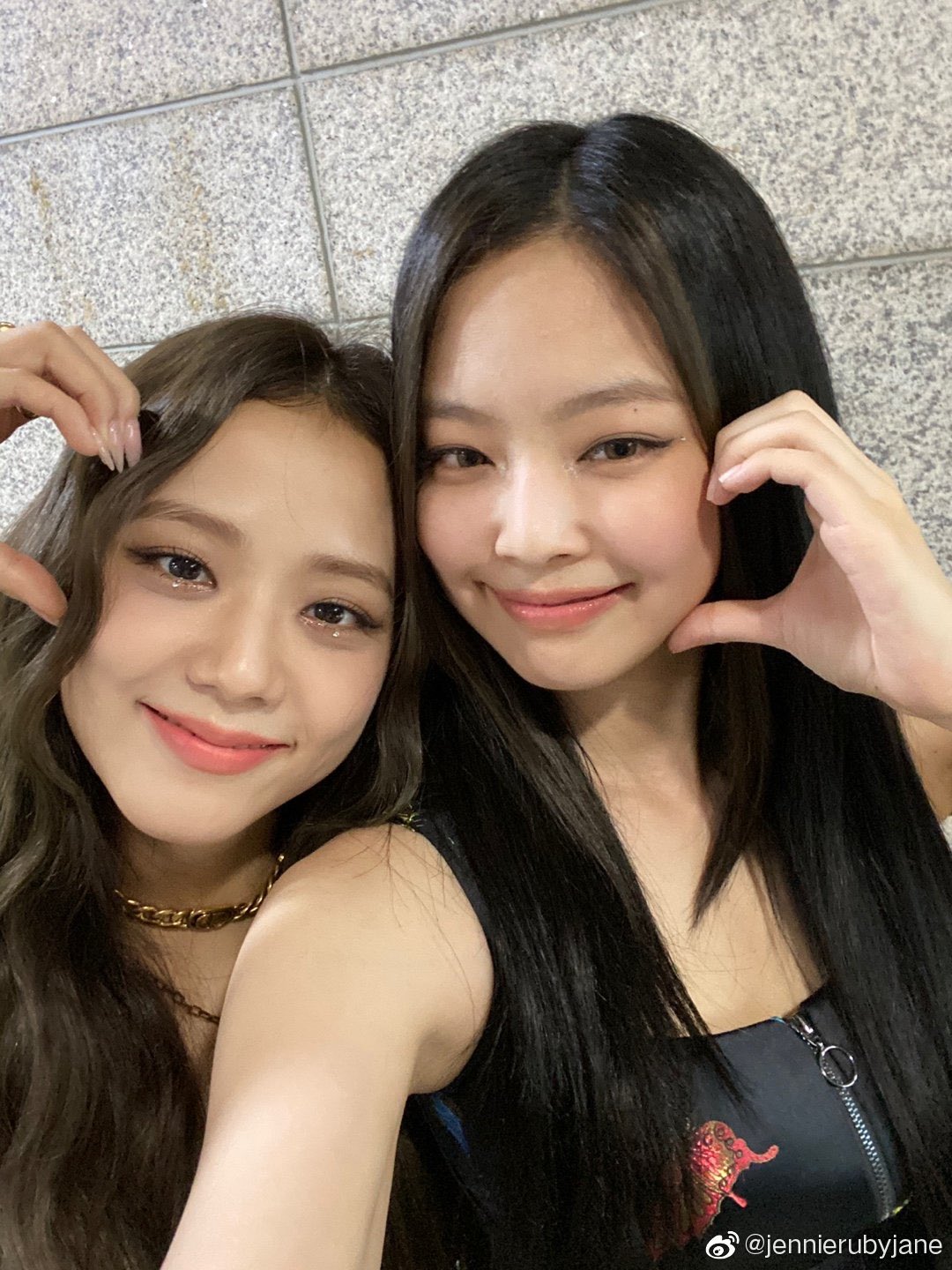 Blackpink S Jennie Showed Protective Side By Shielding Jisoo From Being Exposed Koreaboo