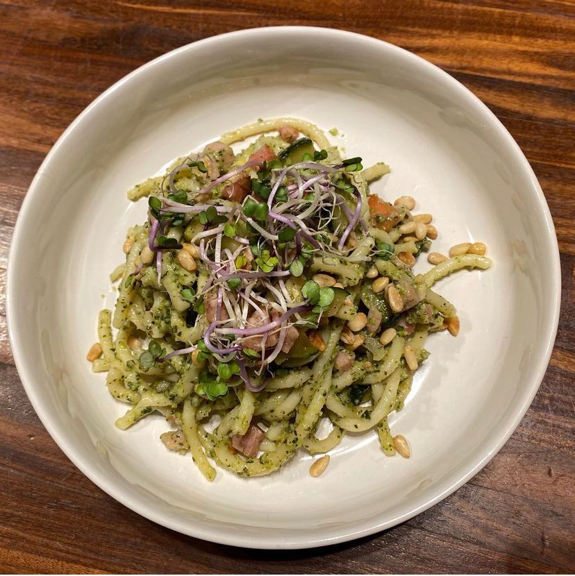 Pici met courgettepesto en spekjes