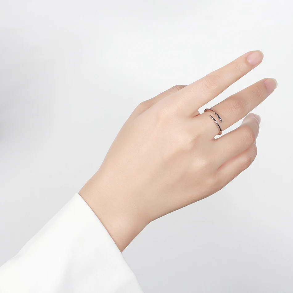 Anel de prata esterlina com detalhes em ouro 14K, uma joia elegante e atemporal para complementar seu estilo e beleza.