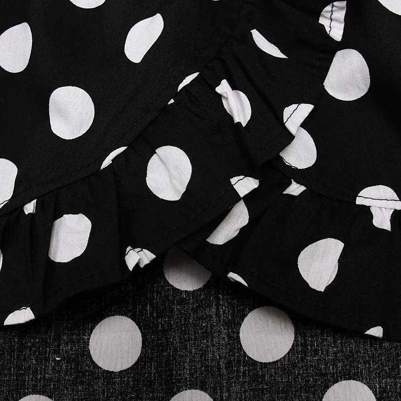 Ensemble deux pièces top à pois et jupe courte irrégulière, idéal pour un look tendance et original, parfait pour les sorties décontractées.