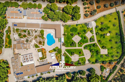 Villa avec piscine et terrasse 1