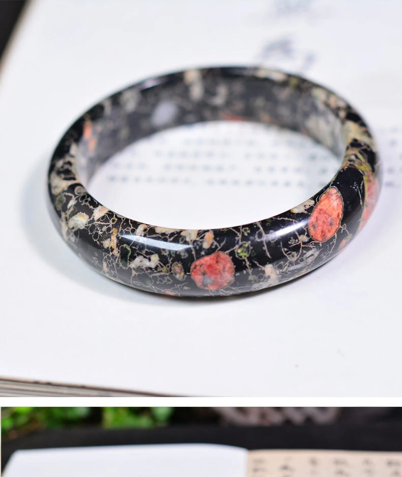 Pulseira de Jade Redonda Natural Flor de Ameixa. Desfrute da beleza e benefícios terapêuticos desta joia elegante e sofisticada para mulheres.