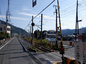 踏切を渡り駅へ